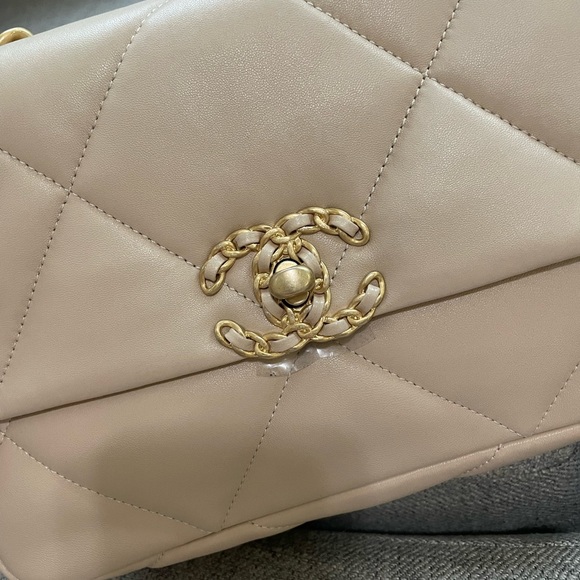 SOLD Chanel 19 21k beige - Picture 6 of 9